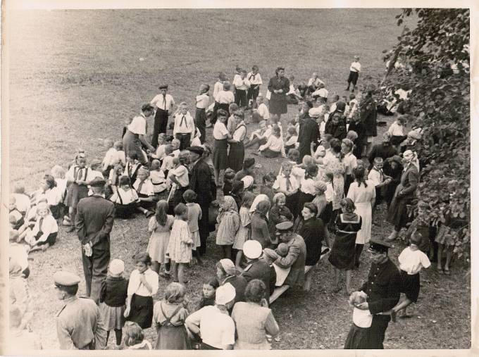 Лот 036  Фотография СССР 50-е гг.  Пионерский лагерь. Родительский День.  Формат 23 х 17 см.  1