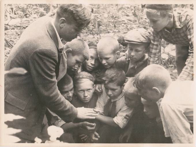 Лот 026  Фотография СССР 50-е гг.  Пионерский лагерь. Занятия по биологии.  Формат 23 х 17 см.      1 1