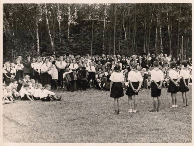 Лот 027 Фотография СССР 50-е гг.  Пионерский лагерь. День открытых дверей. Формат 23 х 17 см.  1 1