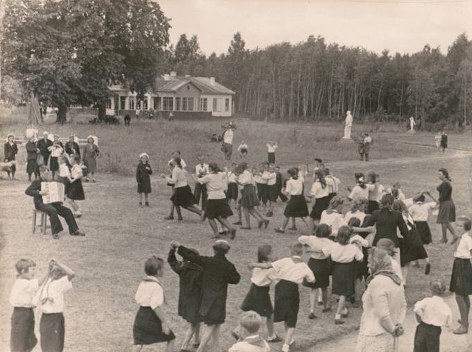 Лот 028  Фотография СССР 50-е гг.  Пионерский лагерь. Игры и танцы. Формат 23 х 17 см.   2