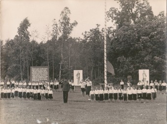 Лот 029  Фотография СССР 50-е гг.  Пионерский лагерь. Торжественная линейка.  Формат 24 х 18 см. 2