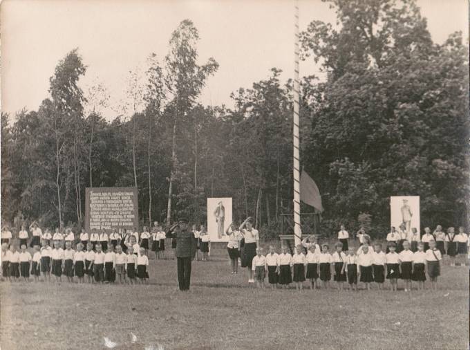 Лот 029  Фотография СССР 50-е гг.  Пионерский лагерь. Торжественная линейка.  Формат 24 х 18 см. 1 1