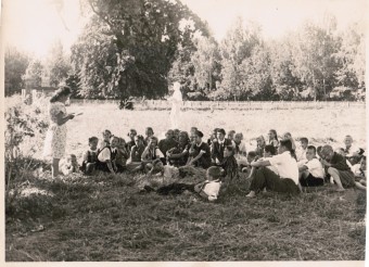 Лот 030  Фотография СССР 50-е гг.  Пионерский лагерь. Занятия по литературе.  Формат 23 х 17 см.      2