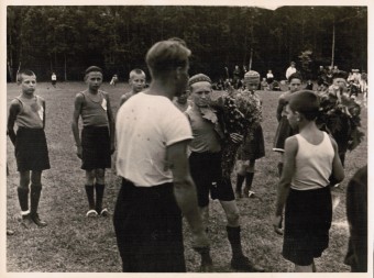 лот 031  Фотография СССР 50-е гг.  Пионерский лагерь. Соревнования по футболу.  Формат 23 х 17 см.        1 1