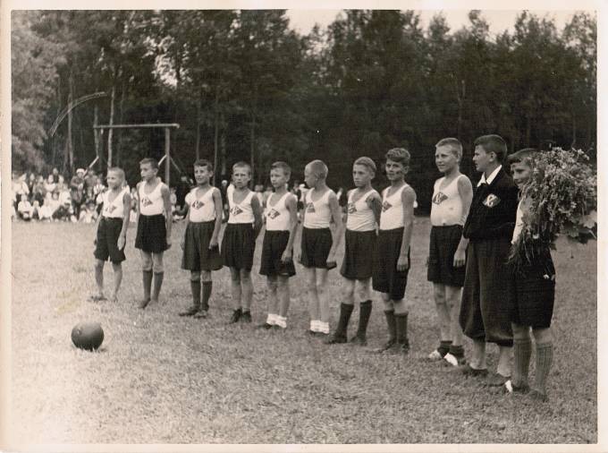 Лот 032  Фотография СССР 50-е гг.  Пионерский лагерь. Награждение победителей.  Формат 23 х 17 см. 2
