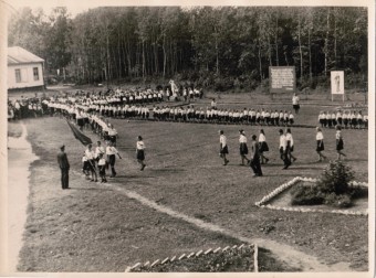 Лот 033 Фотография СССР 50-е гг.  Пионерский лагерь. Пионерские построения.  Формат 23 х 17 см.  1 1