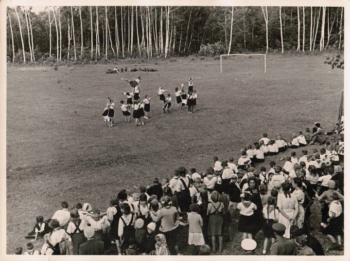 Лот 034 Фотография СССР 50-е гг.  Пионерский лагерь. Пионерские построения.  Формат 23 х 17 см.  1 1