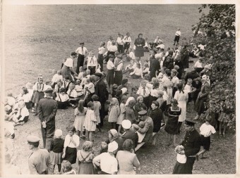 Лот 036  Фотография СССР 50-е гг.  Пионерский лагерь. Родительский День.  Формат 23 х 17 см.  1 1