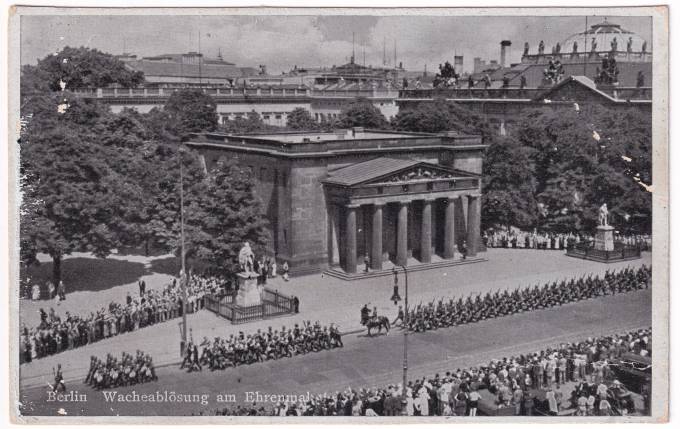 Германия - Открытка - Берлин. Смена караула у мемориала