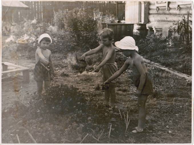 Лот 019   Фотография 1951 г.  Ст. Кашуары.  Формат 24 х 18 см. 1