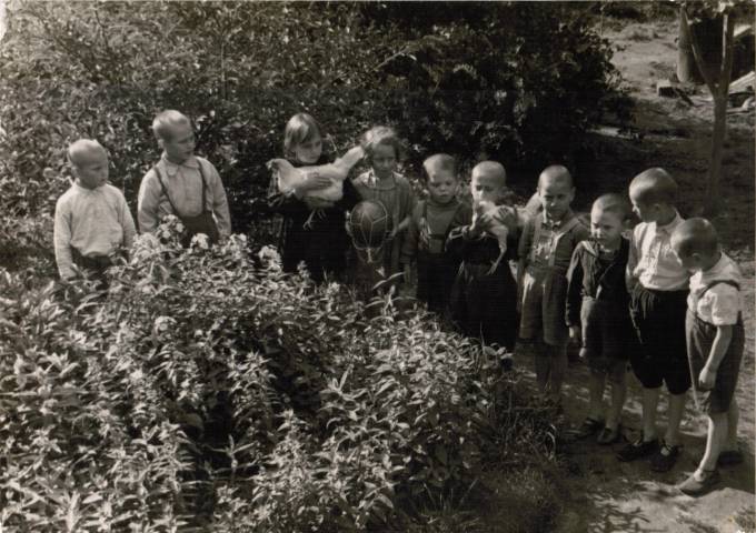 Лот 020  Фотография 1947 г.  Ст. Быково  Формат 22 х 16 см. 1