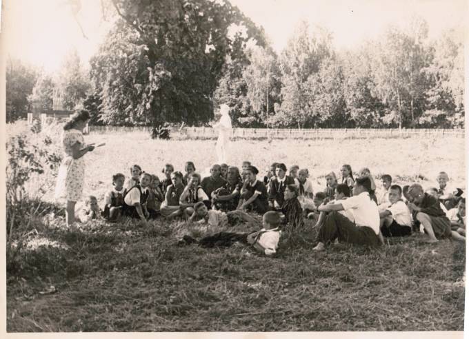 Лот 030  Фотография СССР 50-е гг.  Пионерский лагерь. Занятия по литературе.  Формат 23 х 17 см.      1