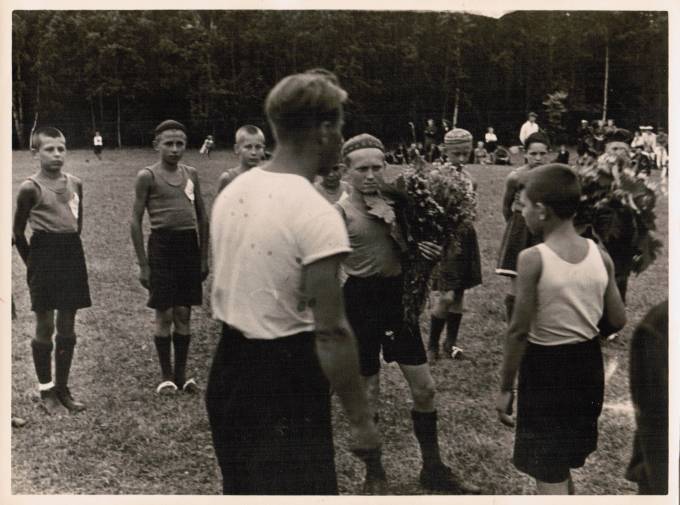 лот 031  Фотография СССР 50-е гг.  Пионерский лагерь. Соревнования по футболу.  Формат 23 х 17 см.        1